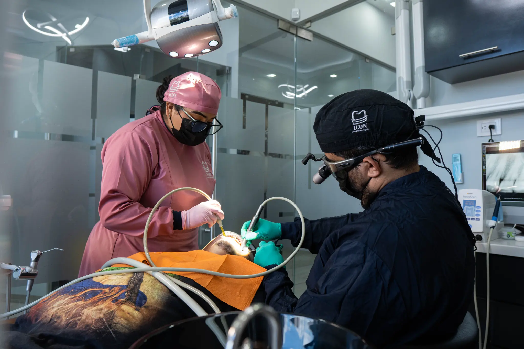 Dr. Alejandro Valdés durante un procedimiento clínico en ICON Dental
